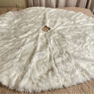 Beautiful and soft elegant White Faux Fur Tree Skirt